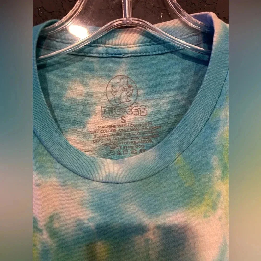 Buc'ees Hawaiian Tie-Dye Shirt Lei'd Back Women’s Size Small Blue Green - Picture 2 of 3